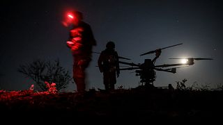 Soldaten bereiten die Drohne "Kazhan" vor, die an der Frontlinie bei Chasiv Yar Nachschub liefert und schwere Bomben trägt, 15. Mai 2025