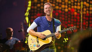 Coldplay-Sänger Chris Martin merkt schnell, das etwas nicht zu stimmen scheint, als die Kamera auf das Paar filmt.
