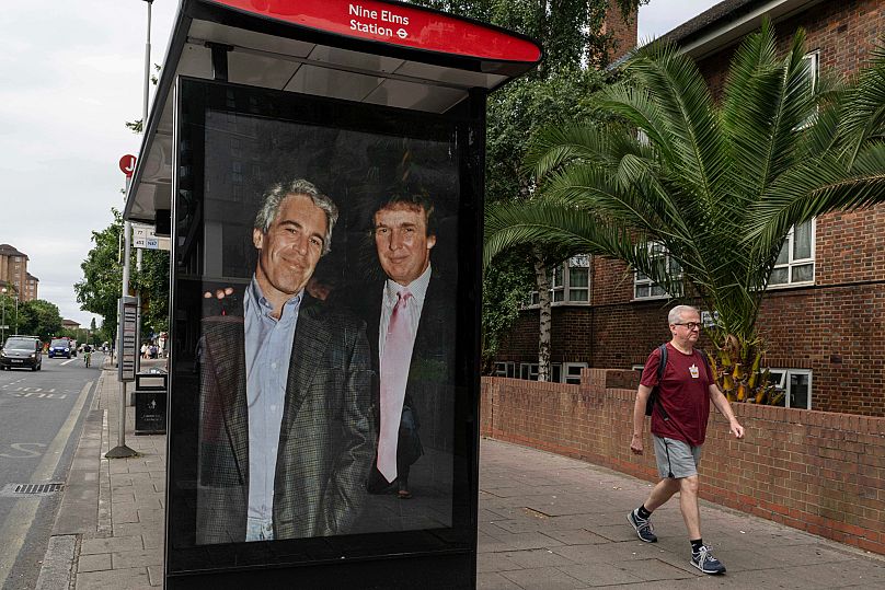Aktivistler, perşembe günü Londra’daki ABD Büyükelçiliği yakınındaki Nine Elms İstasyonu’ndaki durakta Trump ve Epstein’ın yer aldığı bir afiş astı