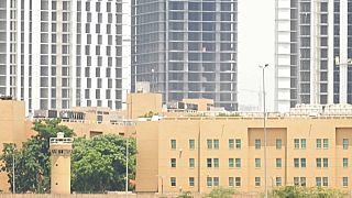 تُرى السفارة الأمريكية من الضفة المقابلة لنهر دجلة في بغداد، الخميس 12 حزيران 2025.