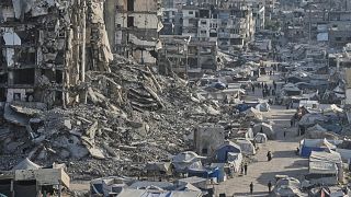خيام تأوي نازحين فلسطينيين وسط بنية تحتية مدمرة بسبب الحرب في مدينة غزة، 17 يوليو 2025