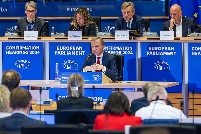 Piotr Serafin, komisarz UE ds. budżetu przemawia podczas przesłuchania w PE w Brukseli w czwartek, 7 listopada 2024 r.