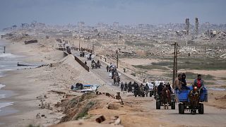 ساکنان غزه در حال انتقال در این باریکه