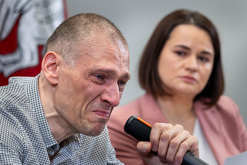 Сергей Тихановский с женой Светланой на пресс-конференции в Вильнюсе на следующий день после освобождения