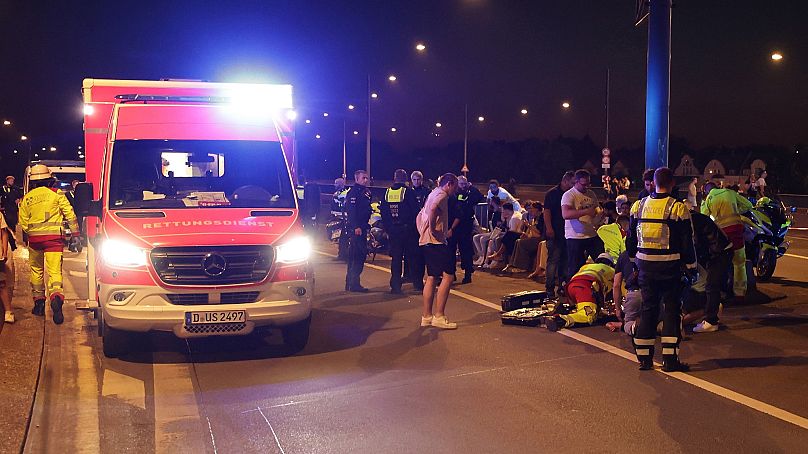 Los socorristas tratan a personas heridas después de que explotaran fuegos artificiales en el parque de atracciones del Rin en Düsseldorf, Alemania, el 18 de julio de 2025.