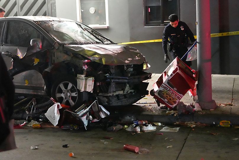 Un vehículo embistió a una multitud que esperaba para entrar a un club nocturno en Los Ángeles la madrugada del 19 de julio de 2025, hiriendo a varias personas.