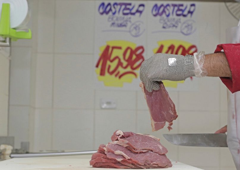 ARCHIVO: Carniceros cortan y empaquetan carne en un mercado en Campo Mourão, Brasil, el 7 de diciembre de 2019.