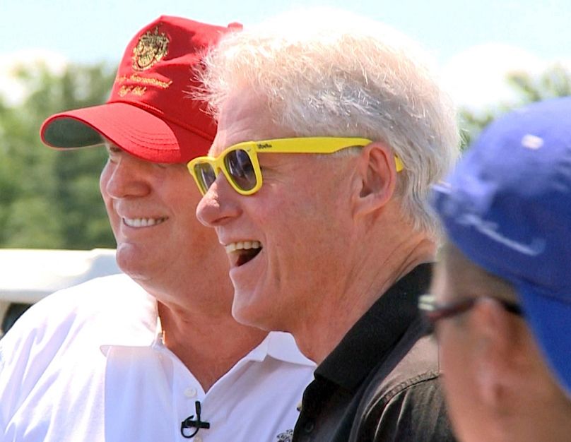 A két szoknyapecér: Donald Trump és Bill Clinton egy golfversenyen, 2009 júliusában
