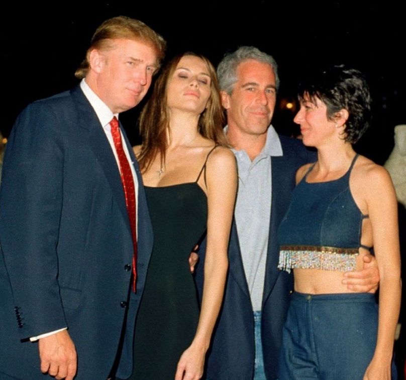 Donald Trump, Melanija Knavs, Jeffrey Epstein és Ghislaine Maxwell Mar-a-Lagóban, 2000-ben