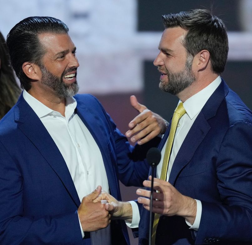 Donald Trump Jr. és JD Vance a republikánus nemzeti konvención Milwaukee-ban, 2024 júliusában