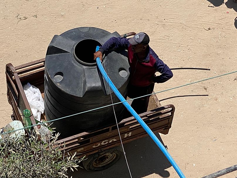 نقطة توزيع للماء في دير البلح السبت 19 تموز 2025