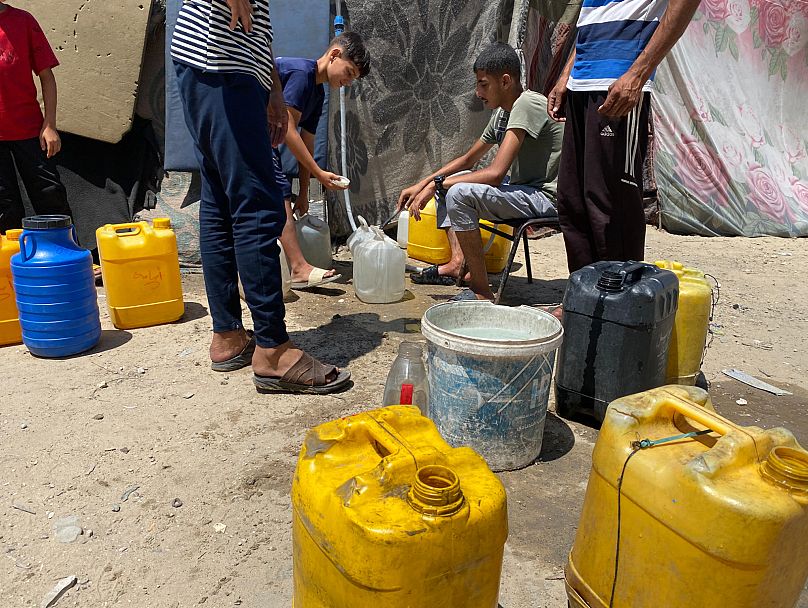 أوعية بلاستيكية تفتقر لشروط النظافة ما يعرّض الماء الذي بداخلها للتلوث. دير البلح 19 تموز 2025