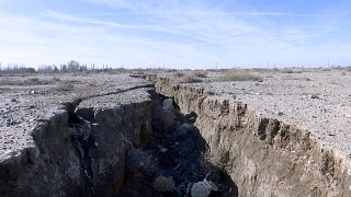 شکاف‌هایی در زمین‌های ملارد، غرب تهران، ایران که در اثر خشکسالی و پمپاژ بیش از حد آب ایجاد شده‌اند،  ۸ ژانویه ۲۰۱۹