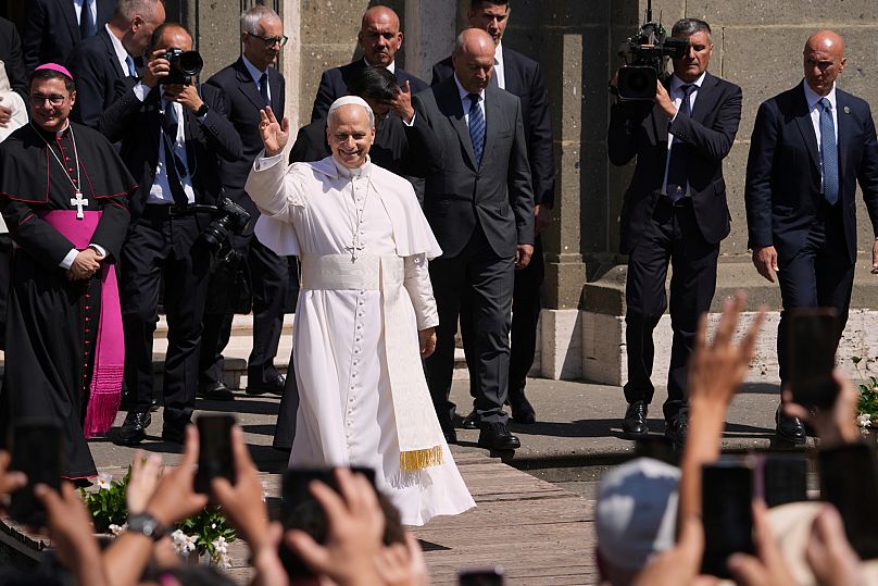 Le pape Léon XIV quitte la cathédrale Saint-Pancrace après avoir célébré une messe, à Albano Laziale, au sud-est de Rome, le dimanche 20 juillet 2025