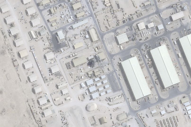 Esta imagen satelital de Planet Labs PBC muestra daños después de un ataque iraní en la base aérea Al Udeid en las afueras de Doha, Qatar, el 25 de junio de 2025.