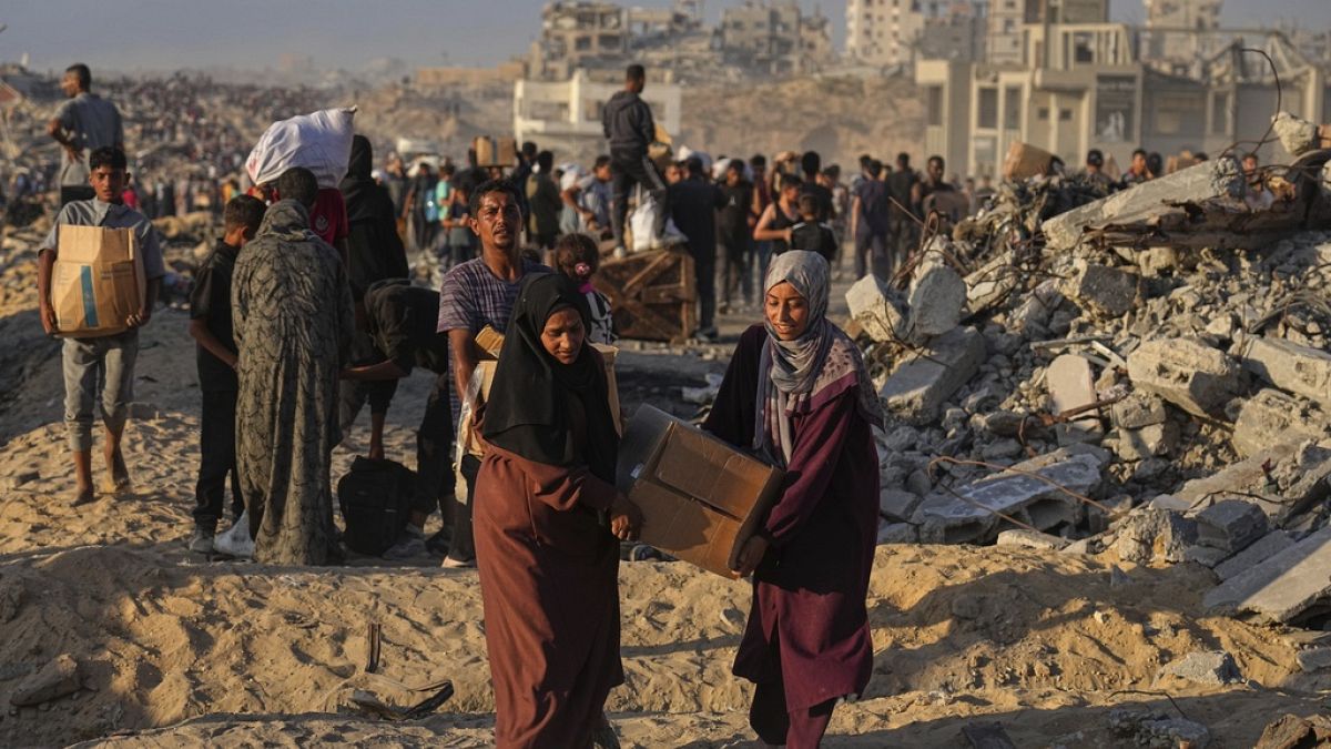 نزوحٌ يليه نزوح.. إسرائيل تصدر أوامر إخلاء جديدة وسط قطاع غزة ولكن إلى أين المفرّ؟