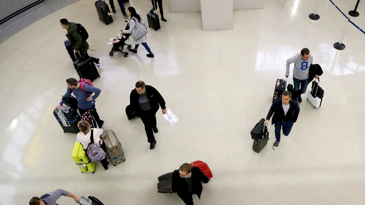ΕΕ: Πρόταση της Κομισιόν για τριπλασιασμό του τέλους στους τουρίστες που δεν χρειάζονται βίζα ΕΕ: Πρόταση της Κομισιόν για τριπλασιασμό του τέλους στους τουρίστες που δεν χρειάζονται βίζα