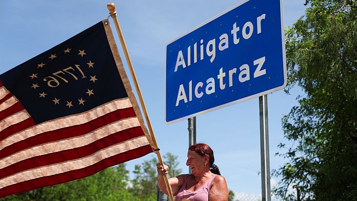 "Siamo in gabbia" denuncia uno degli italiani tra i migranti rinchiusi ad Alligator Alcatraz