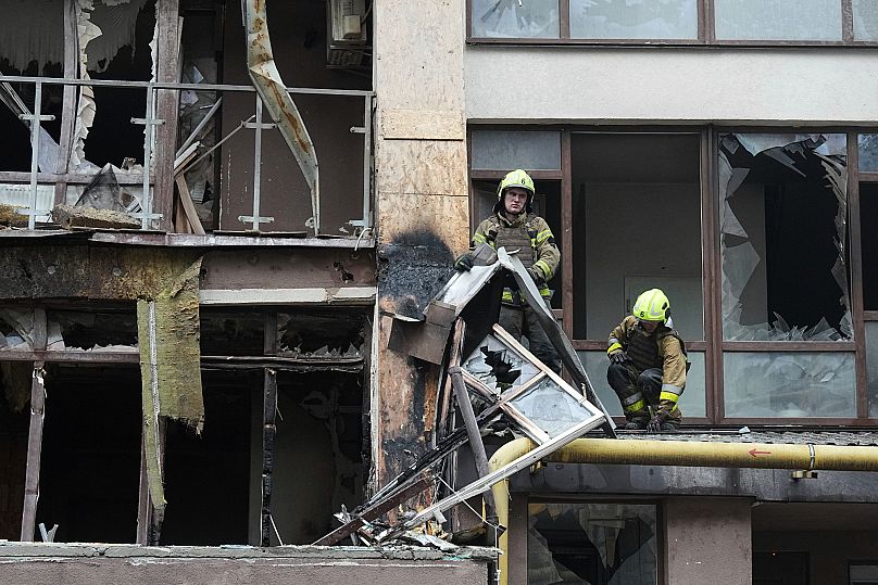 Пожарные в разрушенном жилом доме после российской атаки в Киеве