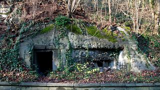 ARCHIVO - Un búnker de la Segunda Guerra Mundial está incrustado en una ladera sobre el río Mosa en Lanaye, Bélgica, el 14 de diciembre de 2015.
