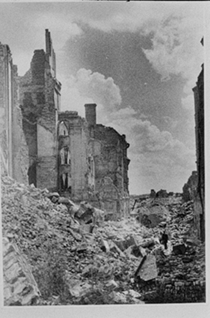 Ruines de la rue Świętojańska, vue vers la place du Château