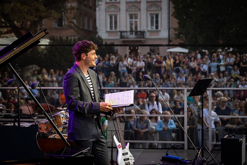 Jakub Józef Orliński lors de la célébration du 72e anniversaire de la vieille ville de Varsovie