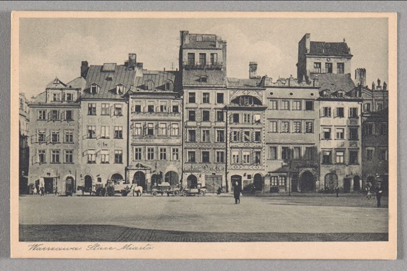 Carte postale montrant des immeubles d'habitation du côté Dekert de la place du Marché de la Vieille Ville. 1932-1934