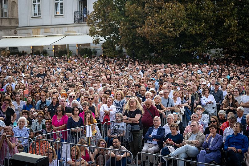 Persone che festeggiano il 72esimo anniversario della Città Vecchia a Varsavia