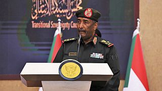  في هذه الصورة التي قدمها مجلس السيادة الانتقالي السوداني، يتحدث الفريق أول عبد الفتاح البرهان، القائد الأعلى للجيش السوداني، خلال حفل إعادة رئيس الوزراء عبد الله حمدوك