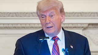 الرئيس دونالد ترمب يتحدث خلال عشاء أقيم لأعضاء مجلس الشيوخ الجمهوريين في قاعة الطعام الرسمية بالبيت الأبيض، يوم الجمعة 18 يوليو 2025، في واشنطن.