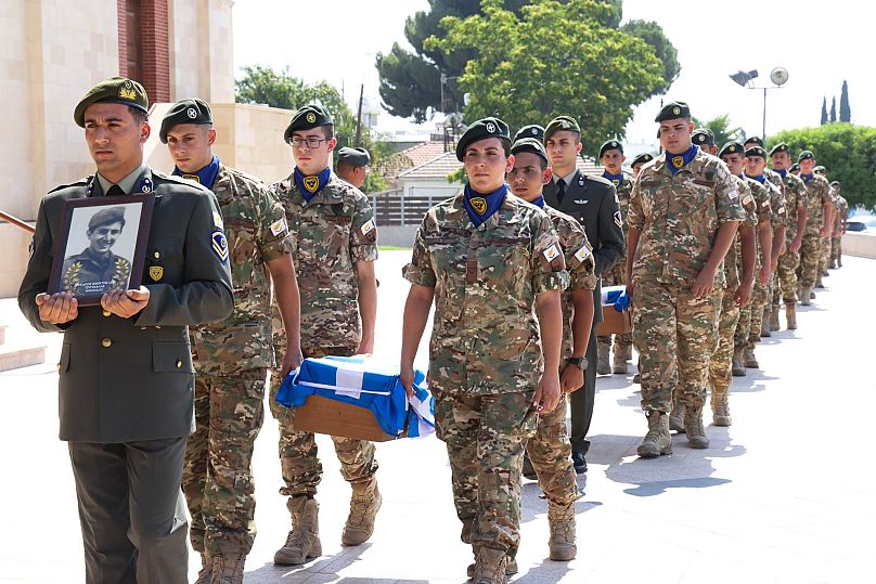 ΤΑ ΦΕΡΕΤΡΑ ΜΕ ΤΑ ΟΣΤΑ ΤΩΝ 16 ΗΡΩΩΝ