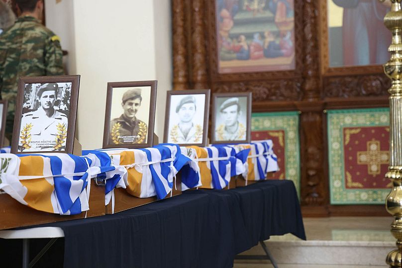 ΤΑ ΦΕΡΕΤΡΑ ΜΕ ΤΑ ΟΣΤΑ ΤΩΝ 16 ΗΡΩΩΝ