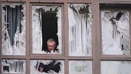 مردی پس از حمله روسیه در کی‌یف، اوکراین، دوشنبه، ۲۱ ژوئیه ۲۰۲۵، کنار پنجره‌های شکسته خانه‌اش ایستاده است.