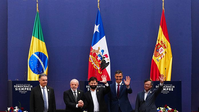 Sánchez in Sud America, l'invito a prendere misure contro estrema destra nel forum su democrazia