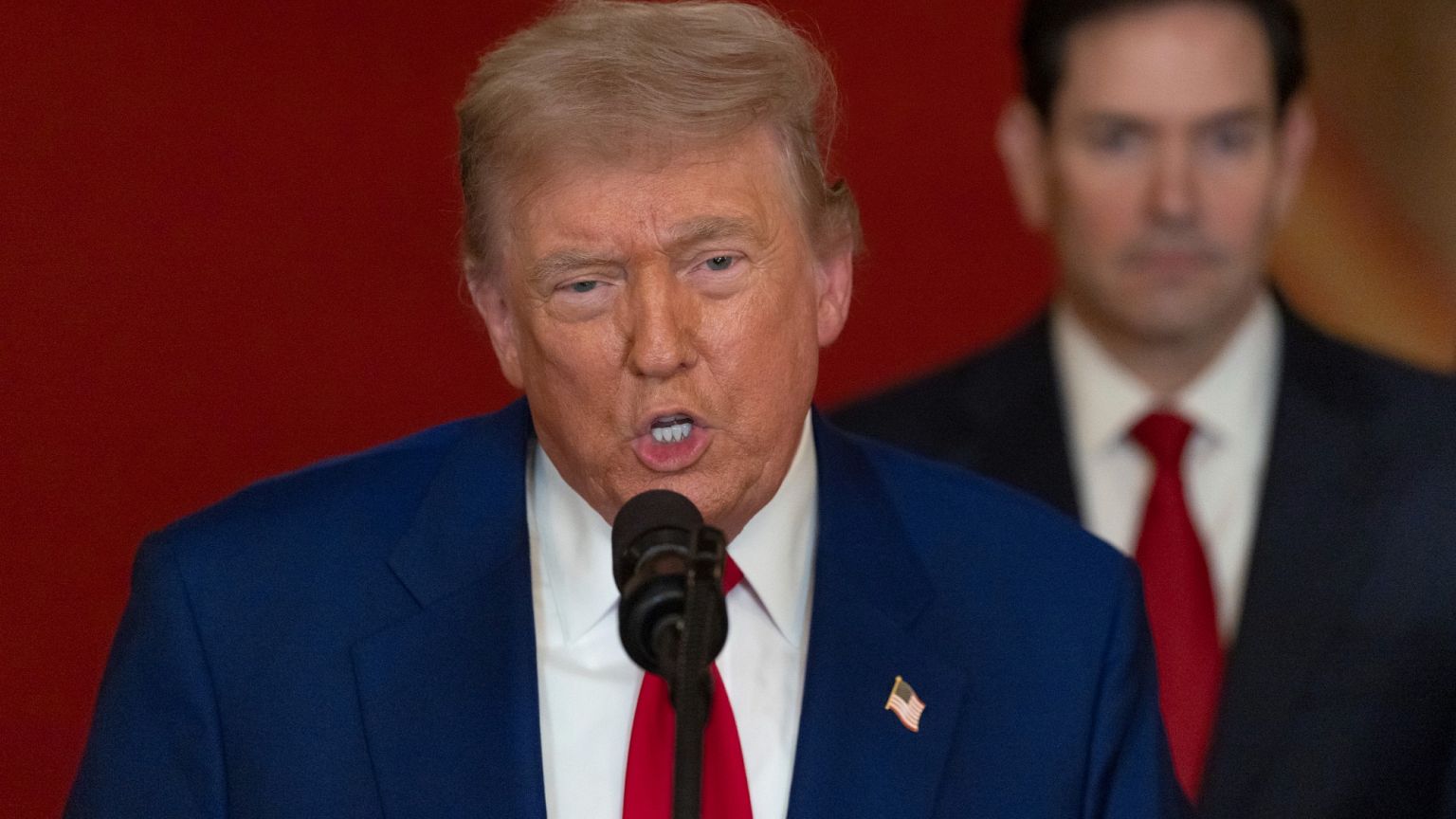 El presidente Donald Trump habla en la Casa Blanca en Washington, el sábado 21 de junio de 2025.