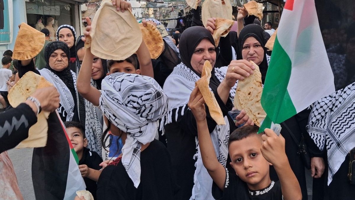باريس تطالب بدخول الصحافة إلى غزة.. وارتفاع متسارع في أعداد الوفيات بسبب الجوع