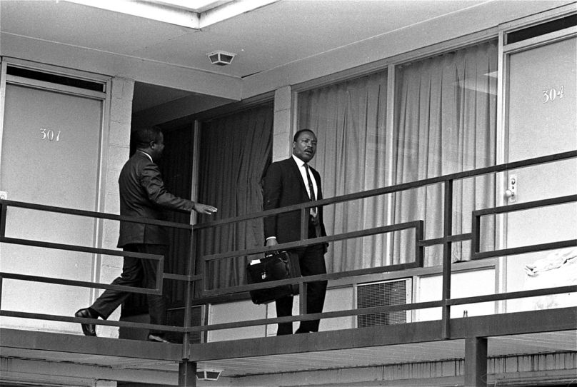القس مارتن لوثر كينغ الابن في فندق لورين في ممفيس، 3 أبريل 1968