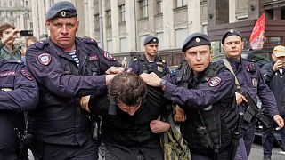 Verhaftungen bei der Mahnwache vor der Staatsduma der Russischen Föderation, die gegen die Änderungen protestierte, 22. Juli 2025