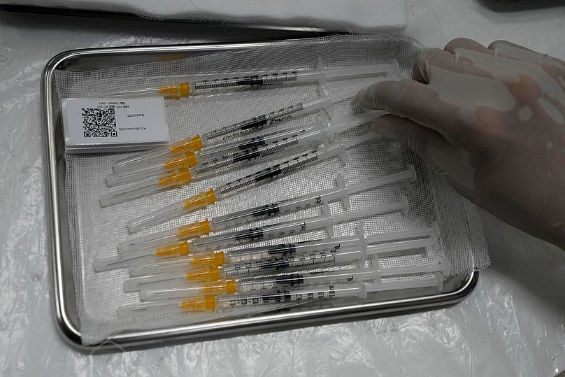 Pracownik przygotowuje szczepionki AstraZeneca przeciwko COVID-19 dla osób w Centralnym Centrum Szczepień w Bangkoku w Tajlandii, czwartek, 15 lipca 2021 r.