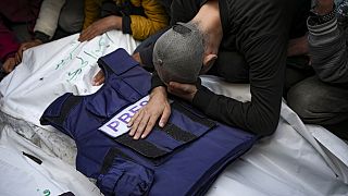  من تشييع صحفي قتل في غارة جوية إسرائيلية على مدينة غزة في مستشفى الأقصى في دير البلح، الخميس 26 ديسمبر 2024.
