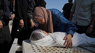 أقارب الطفل الفلسطيني سالم حسين (12 عامًا)، الذي قُتل في قصف للجيش الإسرائيلي على غزة، ينعونه إلى جانب جثمانه في مستشفى الشفاء بمدينة غزة، الثلاثاء 22 يوليو 2025.