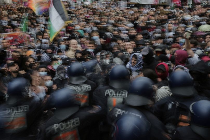 Ausschreitungen während einer Demonstration zum Gedenken an den Nakba-Tag in Berlin, Deutschland.