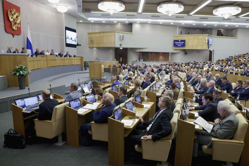 Duma'da düzenlenen bir oturum sırasında milletvekilleri sandalyelerinde otururken, 22 Temmuz 2025
