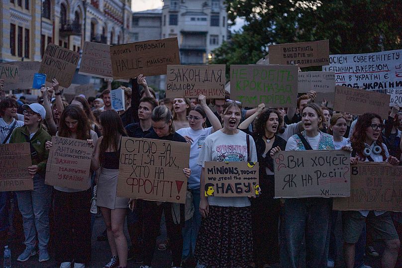 Manifestantes durante una protesta contra una ley dirigida a las instituciones anticorrupción en el centro de Kiev, Ucrania, el martes 22 de julio de 2025.