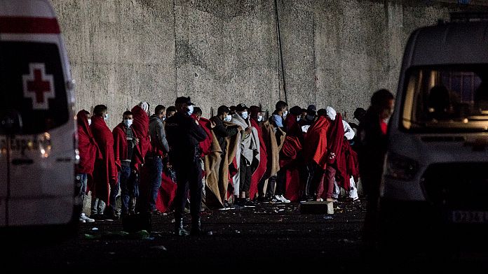 El Gobierno inicia la reubicación de 100 menores inmigrantes desde Canarias pese al rechazo del PP