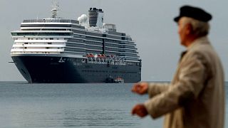 Crucero acercándose a Loutraki - imagen de archivo