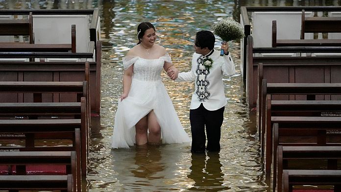 NO COMMENT: Una pareja se casa en una iglesia inundada en Filipinas tras el tifón Wipha