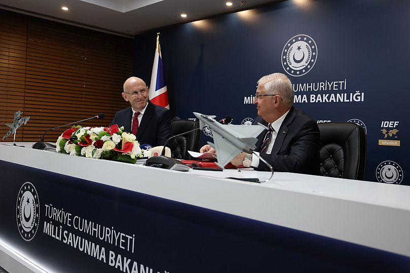 Υπουργοί Άμυνας Τουρκίας και Ηνωμένου Βασιλείου