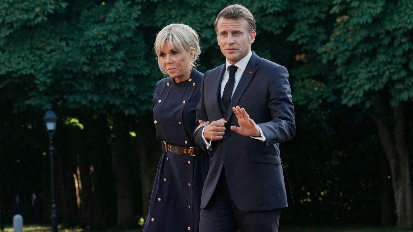 Fake news transphobe : Emmanuel et Brigitte Macron attaquent en justice une  influenceuse américaine | Euronews