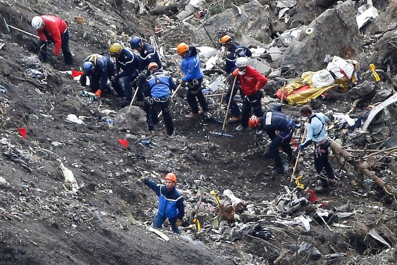 A mentési munkálatok a lezuhant Germanwings helyszínén, a francia Alpokban, 2015 márciusában